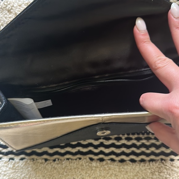 🎉Host Pick🎉 Black and Gold Clutch - Picture 4 of 6